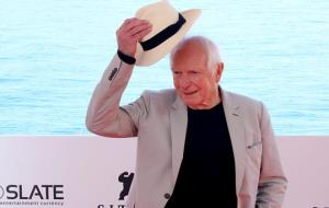 Pla mitjà del cineasta Peter Weir, Gran Premi Honorífic del Festival de Sitges 2018, saludant amb el barret durant el photocall de l'11 d'octubre de 2