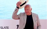 Pla mitjà del cineasta Peter Weir, Gran Premi Honorífic del Festival de Sitges 2018, saludant amb el barret durant el photocall de l'11 d'octubre de 2