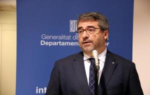 Pla mitjà del director general dels Mossos, Andreu Martínez, atenent als mitjans després del Consell de la Policia. ACN
