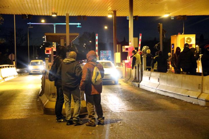 Pla mitjà del peatge de Girona Sud amb alguns vehicles passant i les barreres aixecades . ACN