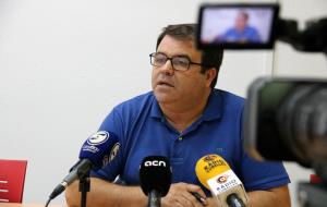 Pla mitjà del portaveu del govern de Cubelles, José Manuel Ardila, en roda de premsa