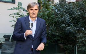 Pla mitjà del president del consell regulador de la DO Cava, Javier Pagès, mirant a càmera recolzat en una barana, amb una copa a la mà. ACN