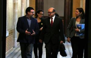 Pla mitjà del president del TSJC, Jesús María Barrientos, i el de la comissió de Justícia del Parlament, Joan Josep Nuet, arribant a la sala. ACN