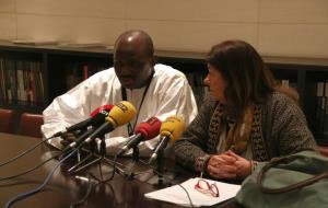 Pla mitjà d'OUsman Sillah, parlamentari de l'Assemblea Nacional de la República de Gàmbia, i Adriana Kaplan, directora de la Fundació Wassu-UAB. ACN