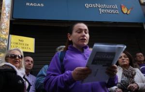 Pla obert de la concentració contra la pobresa energètica davant una seu de Gas Natural a Reus al novembre de 2016. ACN