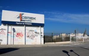 Pla obert de l'accés a l'antiga fàbrica Cemex a Vilanova i la Geltrú, on s'hi projecta una nova àrea comercial. ACN