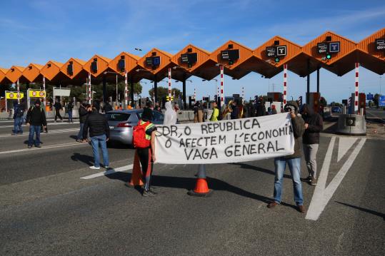 Pla obert de l'acció del CDR al peatge del Vendrell, obrint barreres de l'AP-7. Imatge de l'1 d'abril de 2018. ACN