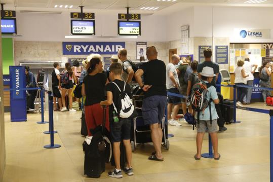 Pla obert de les cues del mostrador de facturació de Ryanair a l'Aeroport de Girona-Costa Brava el 26 de juliol de 2018 . ACN