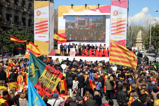 Pla obert de l'escenari de la manifestació de Societat Civil Catalana, a l'estació de França el 18 de març del 2018. ACN