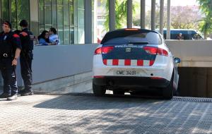 Pla obert de l’instant que el detingut pel crim de la nena de 13 anys de Vilanova i la Geltrú arriba als jutjats dins un vehicle dels Mossos 