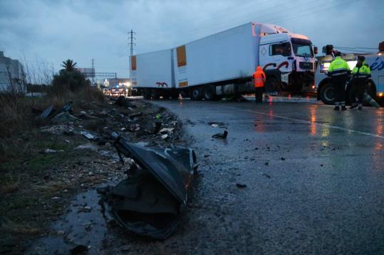 Pla obert del camió i un tros del turisme on viatjaven les tres víctimes mortals en l'accident de trànsit a Coma-ruga. ACN