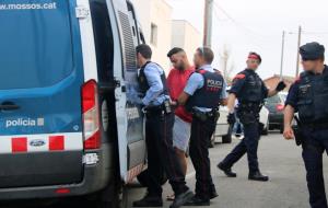 Pla obert del moment en què els Mossos d'Esquadra s'emporten detingut un home d'una casa de Segur de Calafell en un operatiu antidroga 