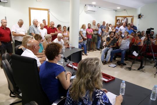 Pla obert del ple extraordinari de la Bisbal del Penedès sobre la moció de censura contra l'alcaldessa, Agnès Ferré. ACN