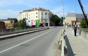 Pla obert del pont que uneix Igualada i Santa Margarida de Montbui amb una tanca encara visible a la carretera de l'atropellament. ACN