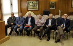 Pla obert dels alcaldes de Torredembarra, Calafell, Altafulla, Roda de Berà i Creixell, asseguts al costat del director adjunt de la Xarxa Sanitària .