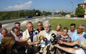 Pla obert dels alcaldes del Pacte de Berà atenent els mitjans a la vora de la carretera N-340, el 13 de setembre del 2018. ACN