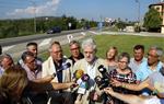 Pla obert dels alcaldes del Pacte de Berà atenent els mitjans a la vora de la carretera N-340, el 13 de setembre del 2018. ACN