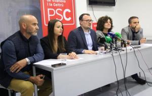 Pla obert dels cinc regidors del PSC a Vilanova i la Geltrú amb el cap de llista Juan Luis Ruiz al centre. ACN