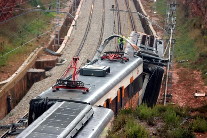 Pla obert dels desperfectes que l'esllavissada ha causat en els combois del tren accidentat el 20 de novembre de 2018. ACN