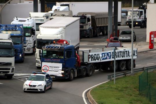 Pla obert d'un camió amb una pancarta reclamant la gratuïtat de l'AP7 en l'aturada en una àrea de servei de l'autopista. ACN