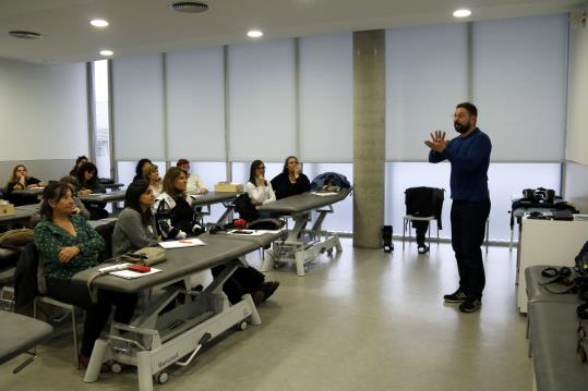 Pla obert d'un dels tallers que s'han fet en el marc de la jornada per abordar alternatives a no lligar els ancians. ACN