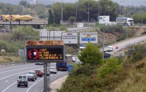 Pla obert d'un rètol lluminós que informa de la restricció de pas de camions per l'N-340, fins a Vilafranca Sud. ACN