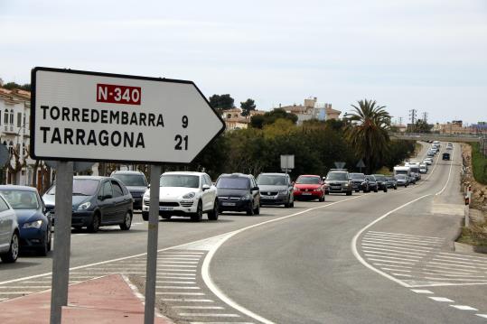 Pla obert d'una llarga cua de vehicles a l'N-340 en sentit nord en l'operació tornada de Setmana Santa. ACN