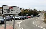 Pla obert d'una llarga cua de vehicles a l'N-340 en sentit nord en l'operació tornada de Setmana Santa. ACN
