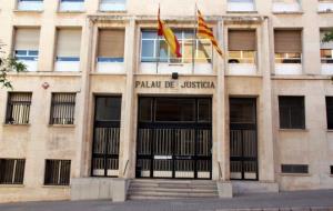 Pla obert frontal de la façana principal de l'Audiència de Tarragona. Imatge del 30 de maig del 2016. ACN