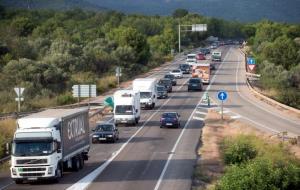 Pla picat dels camions fent la marxa lenta a l'N-340 a Sant Carles de la Ràpita. ACN