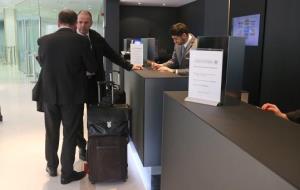 Pla sencer de dos homes a la recepció d'un hotel de Sitges fent el 'check-in'. ACN