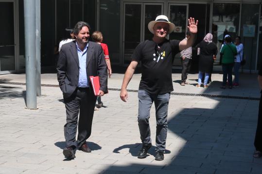 Pla sencer de Toni Albà sortint de declarar dels jutjats de Vilanova i la Geltrú al costat del seu advocat. ACN