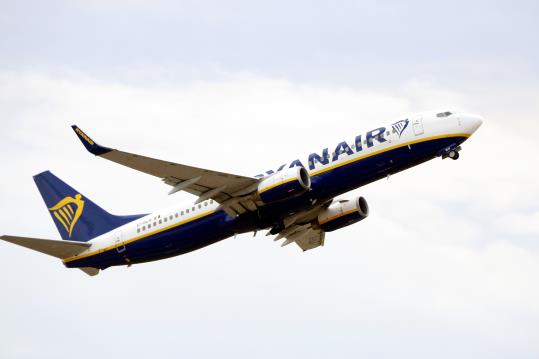 Pla sencer d'un avió de Ryanair enlairant-se a l'Aeroport de Reus. Imatge del 14 de desembre de 2017. ACN