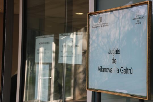 Pla tancat de l'entrada als jutjats de Vilanova i la Geltrú. ACN