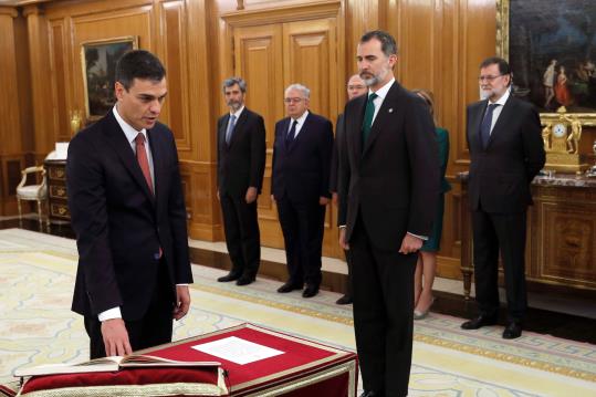Pla tancat de Pedro Sánchez prometent el càrrec de president espanyol davant el rei Felip VI a la Zarzuela. ACN