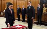 Pla tancat de Pedro Sánchez prometent el càrrec de president espanyol davant el rei Felip VI a la Zarzuela. ACN