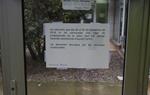 Pla tancat d'un cartell anunciant la vaga de metges . ACN
