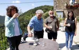 Pla tres quarts de la consellera, Teresa Jordà, i alguns del productors de llet crua del Ripollès beuen un got de llet del Mas el Lladré, a les Llosse