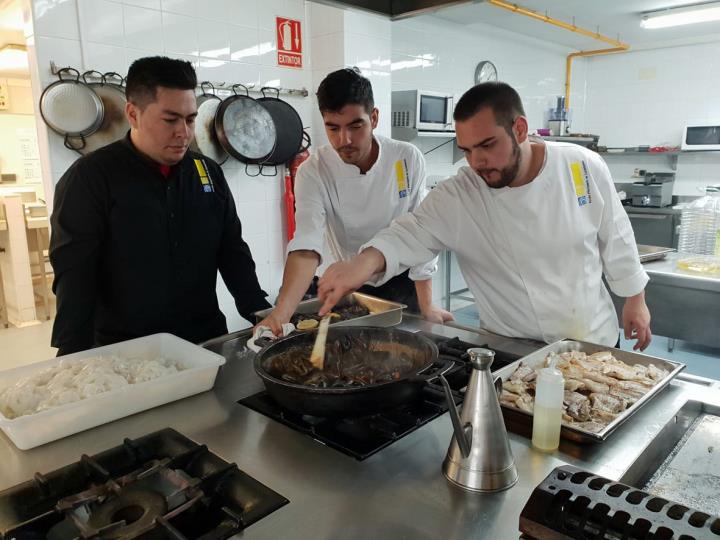 Preparació de l'àpat del peix de temporada del programa del Garraf Parc a taula de la Xarxa de Parcs Naturals a l'Escola d'Hostaleria de Castelldefels