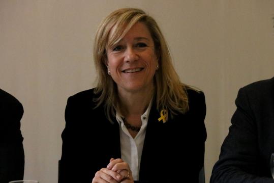 Primer pla de la fins ara presidenta de l'AMI, Neus LLoveras, reunida amb l'executiva de l'entitat a la llibreria Laie de Barcelona. ACN