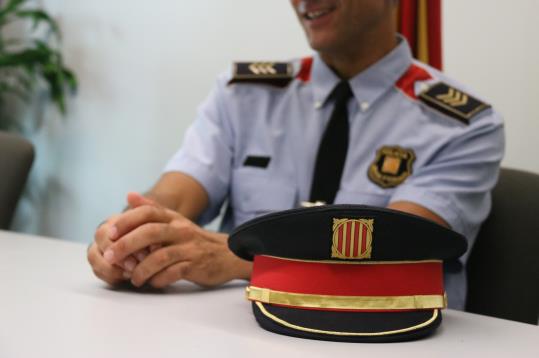 Primer pla de la gorra del cap de la Unitat de Radicalitzacions dels Mossos d'Esquadra en l'entrevista a l'ACN. ACN