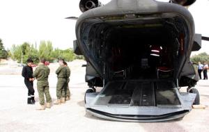 Primer pla de l'interior de l'helicòpter de l'exèrcit de terra amb tres soldats escortant-lo a l'entrada de la nuclear d'Ascó. ACN
