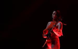 Primer pla de St. Vincent en un moment del concert que ha ofert al Vida, el 29 de juny del 2018