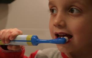 Primer pla d'un nen de 4 anys raspallant-se les dents. ACN