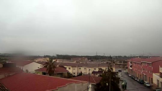 Primer ruixat a Banyeres del Penedès. Plou moderat i la temperatura ha baixat ràpidament. Pere Almendárez