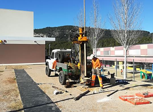 Primeres cates del terreny per construir el nou pavelló de Canyelles. Ajuntament de Canyelles