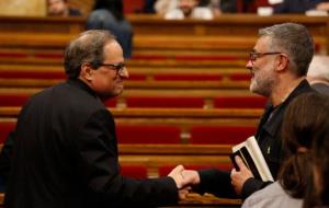 Quim Torra dona la mà al diputat de la CUP Carles Riera. ACN