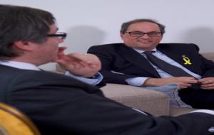 Quim Torra mira Carles Puigdemont en una reunió a Berlín el 10 de maig del 2018. Junts per Catalunya