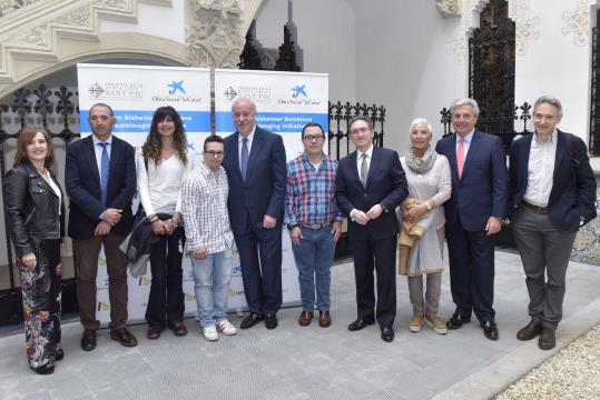 Rafael Blesa, segon per la dreta, durant la presentació de l'estudi, que va comptar amb el suport de l'entrenador de futbol Vicente del Bosque. Fundac