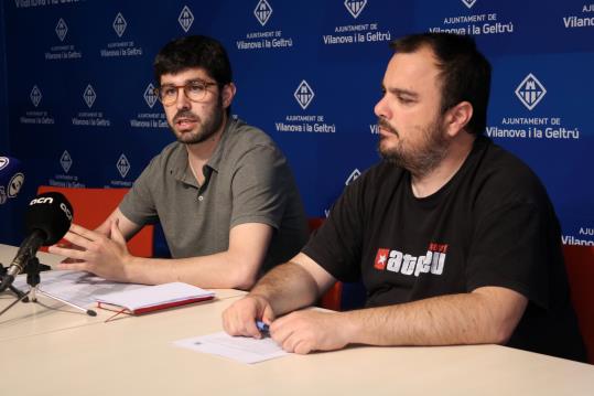 Roda de premsa de la CUP de Vilanova del 18 de maig de 2018, amb el regidor Josep Asensio i el representant del partit Miguel Ángel González Ayala . A